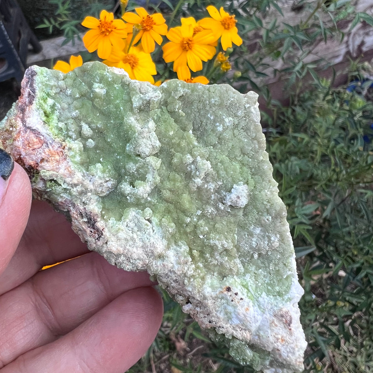 Thin layer of pyromorphite spread across the top of the mineral ledge