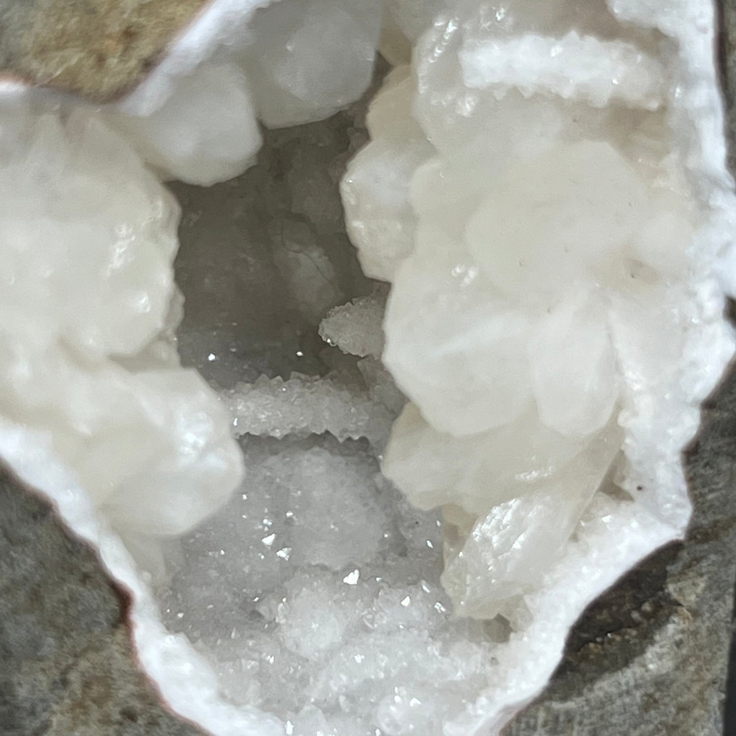 Chalcedony Quartz Geode inc Calcite, Chabazite, Stilbite & Apophyllite Cluster Specimen Zeolite