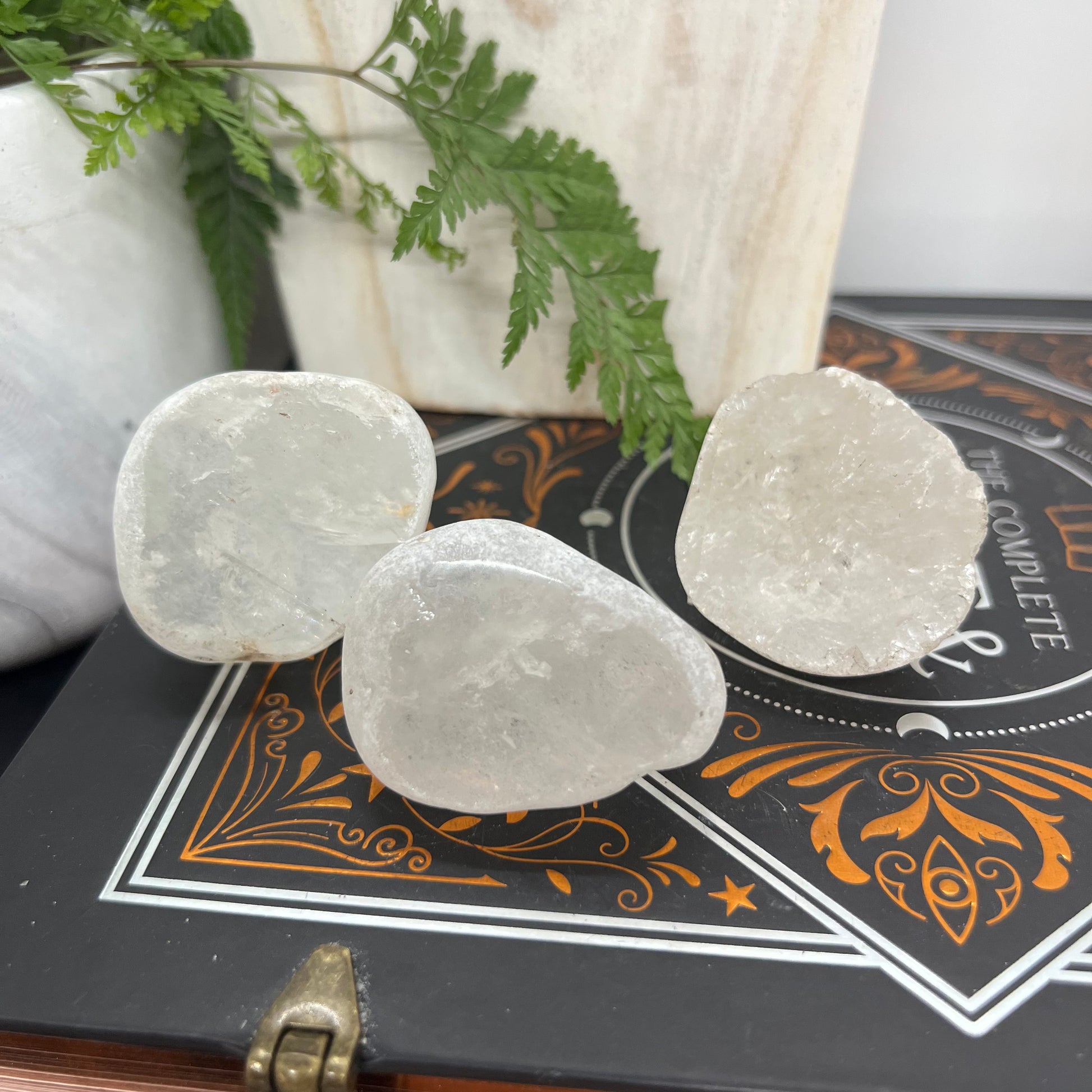 Skrying Stone Seer Stone / Scrying Stone - CLEAR QUARTZ – Earth Energy Studio